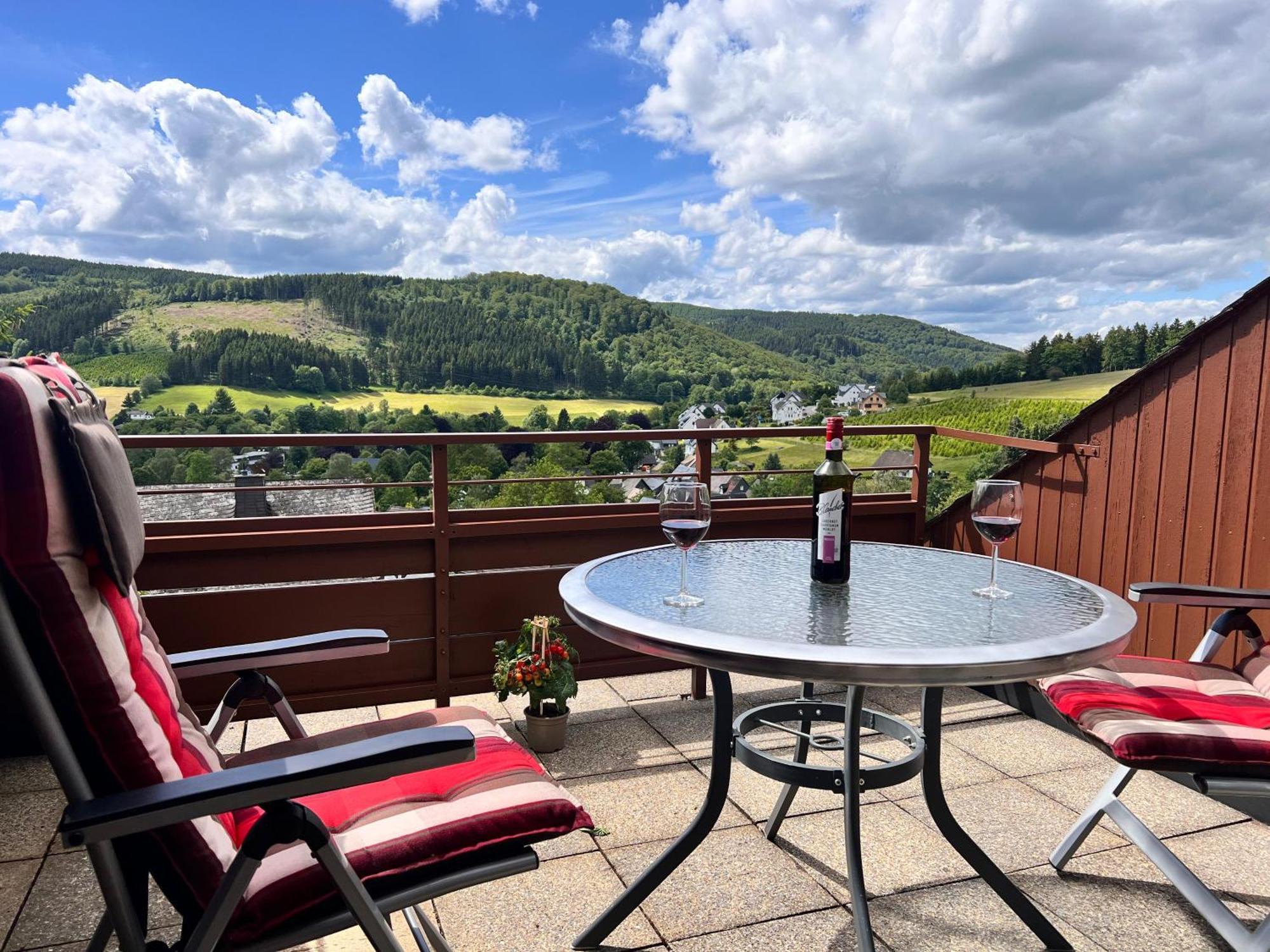 Gemuetliche 3-Zimmer-Wohnung Mit Panoramablick Und Kostenlosem Ueberdachten Parkplatz Winterberg Esterno foto