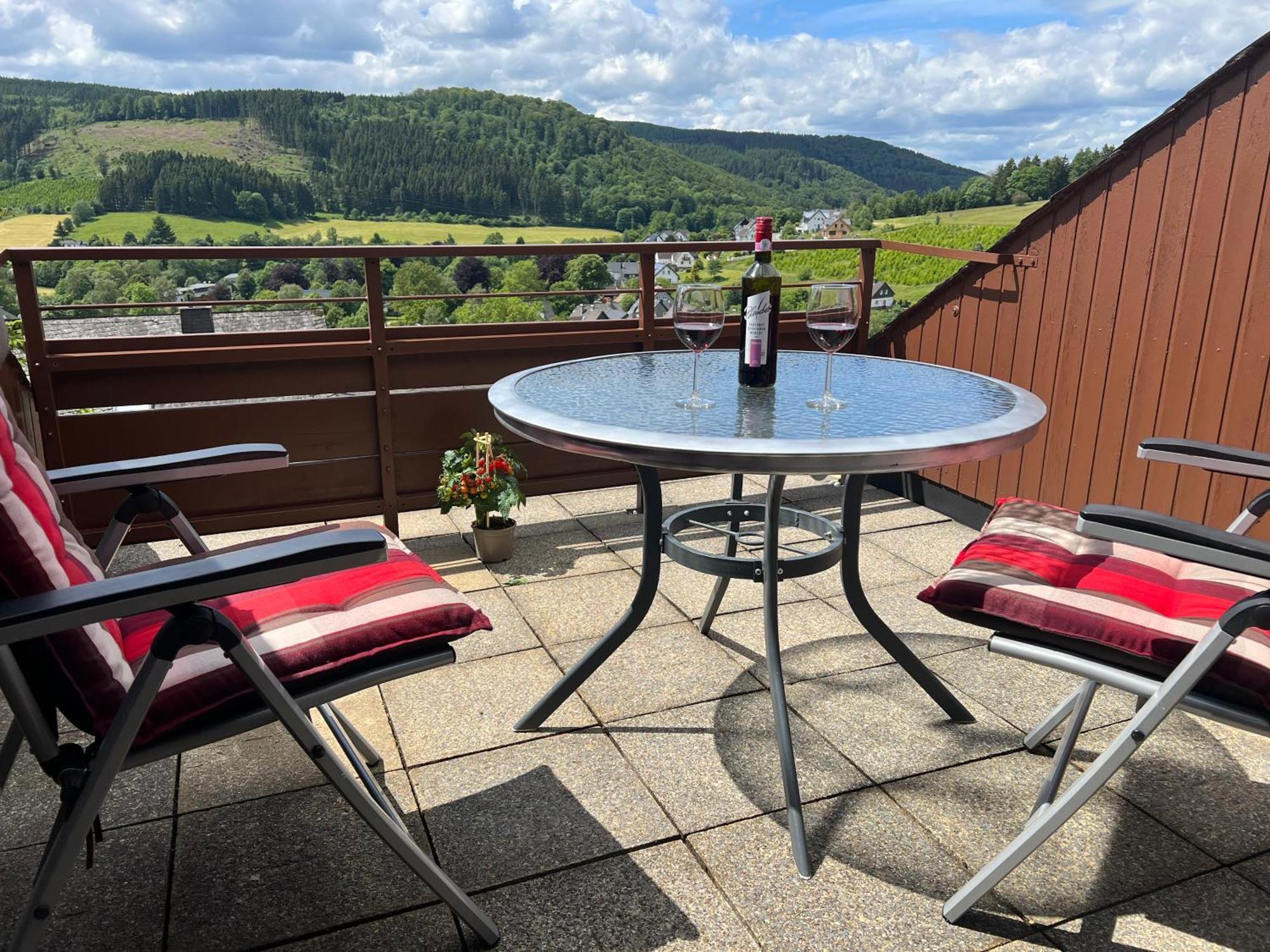 Gemuetliche 3-Zimmer-Wohnung Mit Panoramablick Und Kostenlosem Ueberdachten Parkplatz Winterberg Esterno foto